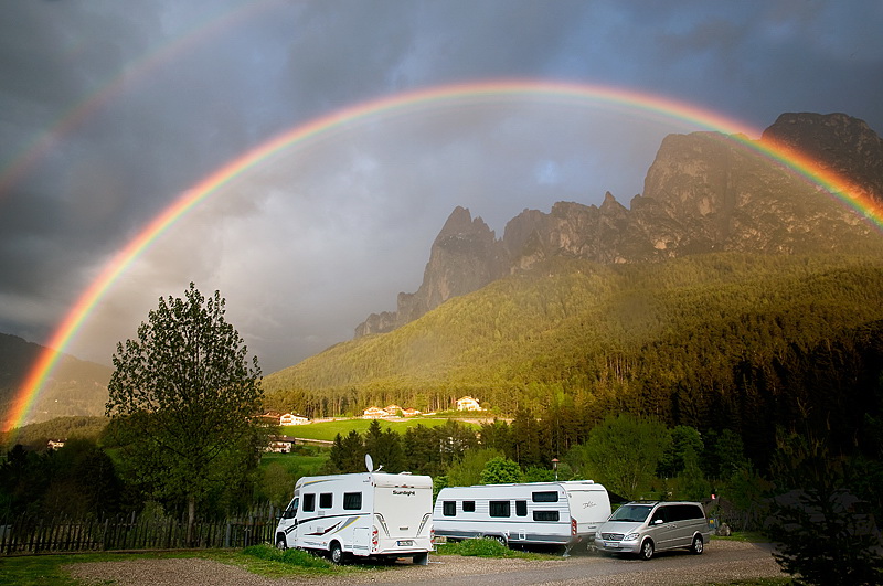 Südtirol D35_4619 als Smart-Objekt-1 Kopie.jpg - Und am Nachmittag wieder Regen. Aber mit diesem Highlight  direkt über unserem Reisemobil.